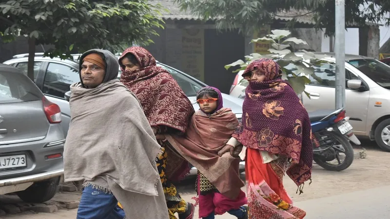 सर्दी और गलन से कपकपाए रामपुर के बाशिंदे, दिनभर अलाव जलाकर किया बचाव