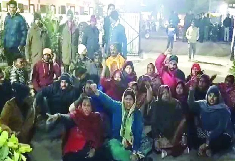 रामपुर : रिपोर्ट दर्ज कराने को मृतक महिला के परिजनों ने थाने के अंदर किया प्रदर्शन, देखिए VIDEO 
