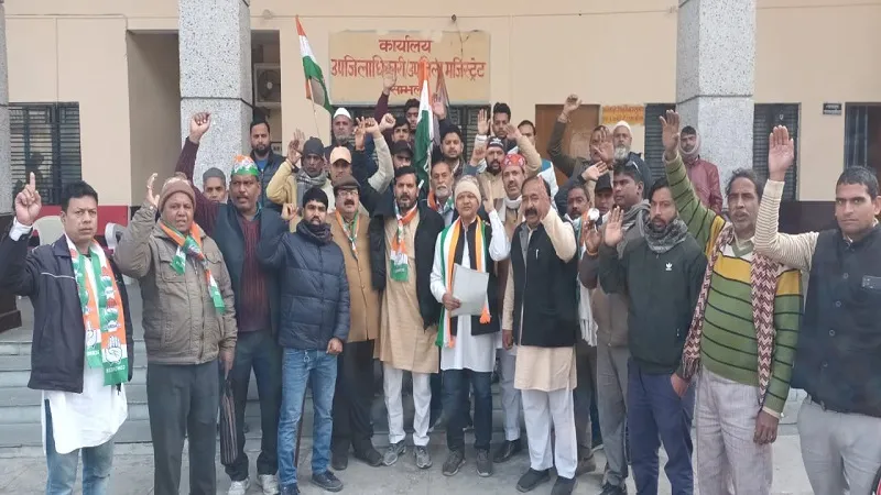 संभल: बढ़ते अपराधों को लेकर कांग्रेस कार्यकर्ताओं ने किया प्रदर्शन, सौंपा ज्ञापन 