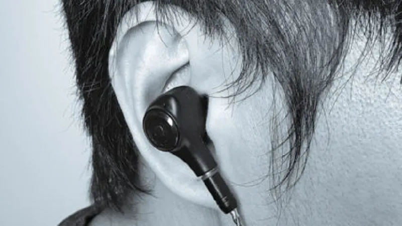 रामपुर: ईयरफोन के इस्तेमाल करने से बिगड़ रही बच्चों की सेहत, 