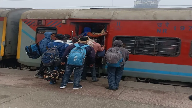 मुरादाबाद: हर ट्रेन के जनरल कोच में मारामारी के हालात