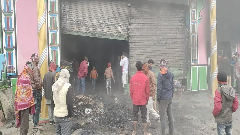 रामपुर : इमामबाड़े से उठी आग की लपटें, जले ताजिए... शॉर्ट सर्किट या अगरबत्ती बनी हादसे का सबब