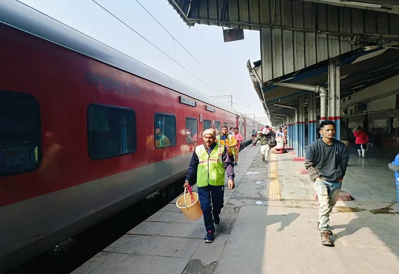  मुरादाबाद: ट्रेनों के समयबद्ध संचालन का दावा फुस्स, इंतजार में ठिठुर रहे यात्री 