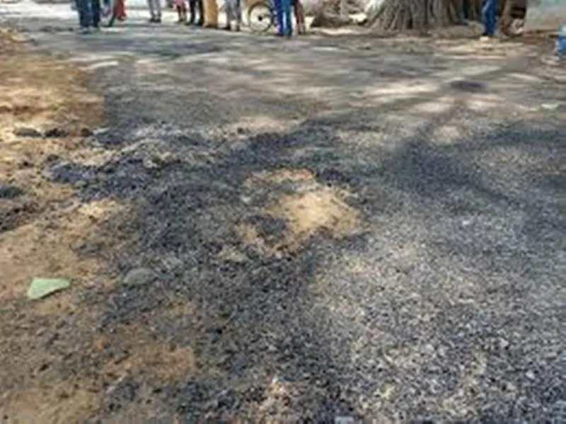 गरमपानी: एक महीने में ही उधड़ने लगे गुणवत्ताविहीन डामरीकरण की परतें