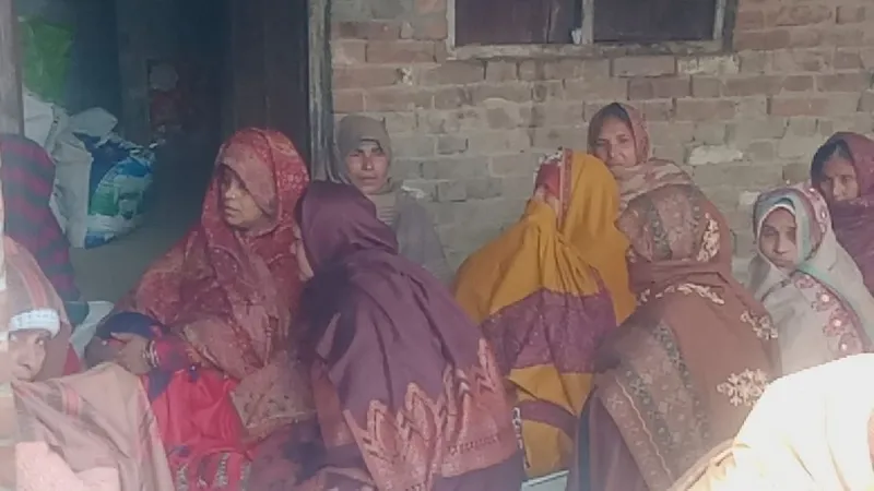संभल: कोहरे में अनियंत्रित होकर ट्रैक्टर-ट्राली खंती में पलटी, किसान की मौत 