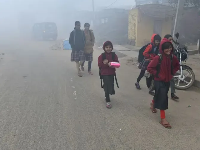 कड़ाके की ठंड के चलते लखनऊ के स्कूलों के लिए डीएम ने जारी की गाइडलाइन, यूनिफॉर्म भी अनिवार्य नहीं