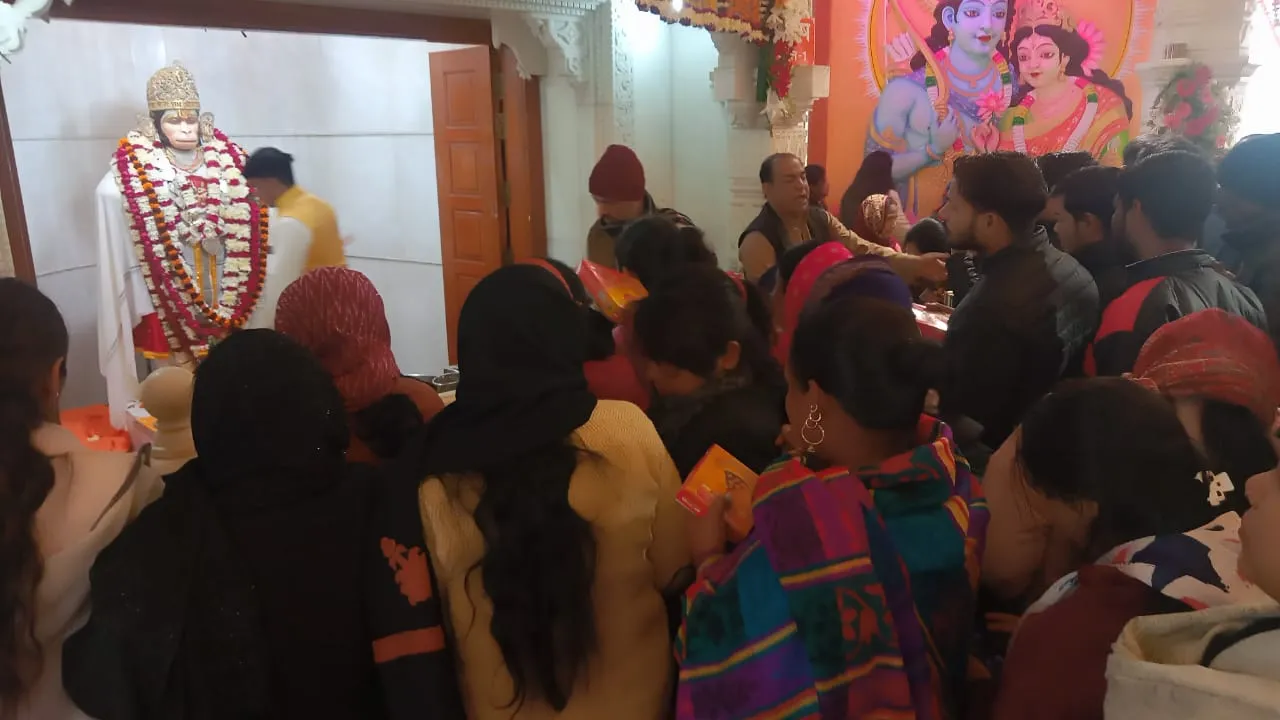 नए साल 2024 के मौके पर लखनऊ के मंदिरों में उमड़ी जबरदस्त भीड़, जय श्री राम के लगे जयकारे 