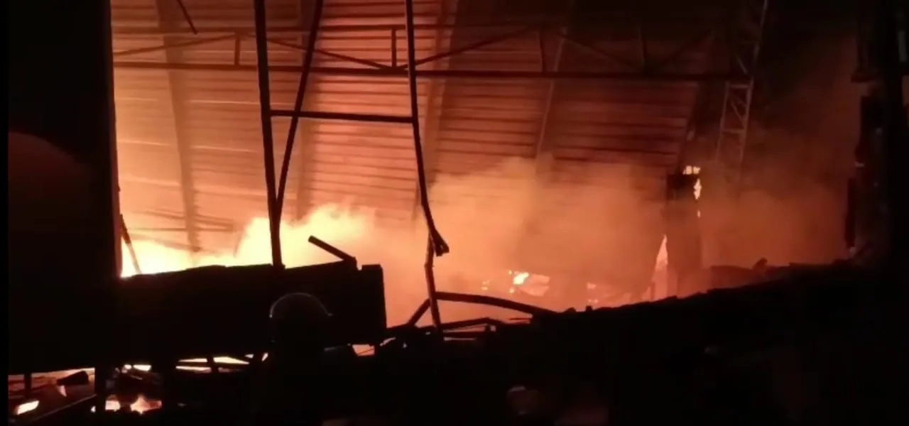 चिनहट स्थित प्लाई फैक्ट्री में लगी भीषण आग,  नौ फायर ब्रिगेड की गाड़ियों के साथ दमकल कर्मियों ने पाया काबू 