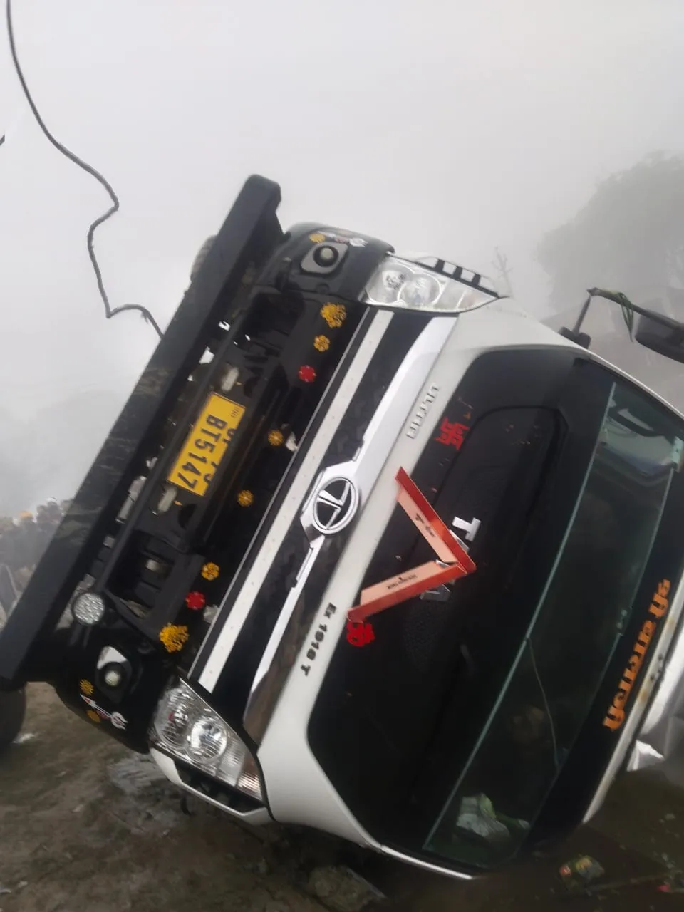 Auraiya: कोहरे में आलू लदी डीसीएम तालाब में गिरी, चालक- परिचालक की डूबने से मौत... रात भर पड़े रहे शव