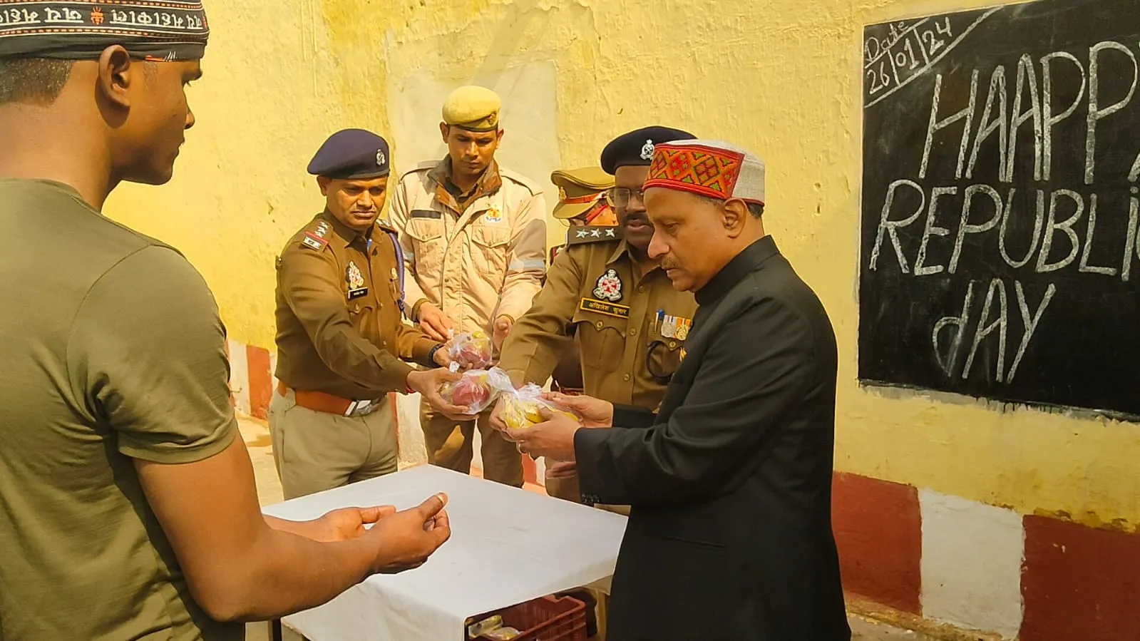 Republic Day 2024: Farrukhabad में शान से फहरा गया तिरंगा, जिलाधिकारी ने कलेक्ट्रेट में किया झंडारोहण 