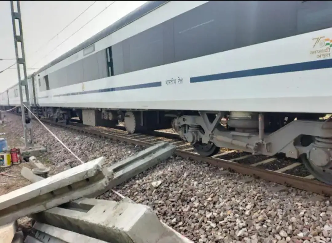 Auraiya News: वंदे भारत एक्सप्रेस से टकराया सिमेंटिड पोल, टला बड़ा हादसा, रेलवे विभाग में मचा हड़कंप