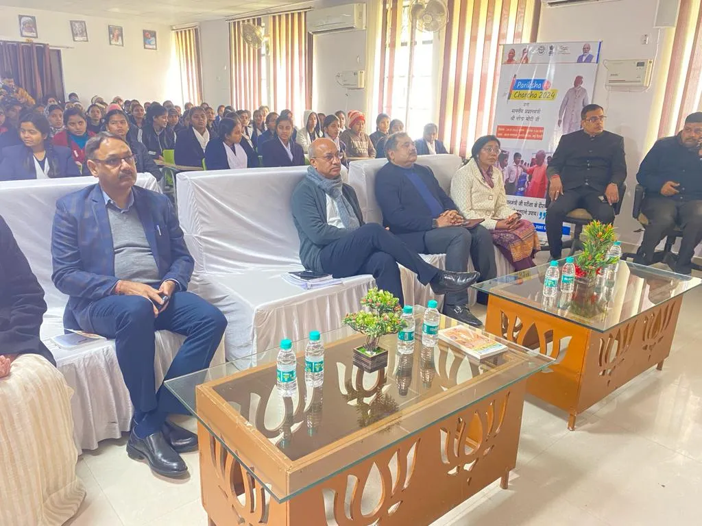 PM मोदी के टिप्स को लखनऊ के विद्यार्थियों ने ध्यान से सुना, जानिए 