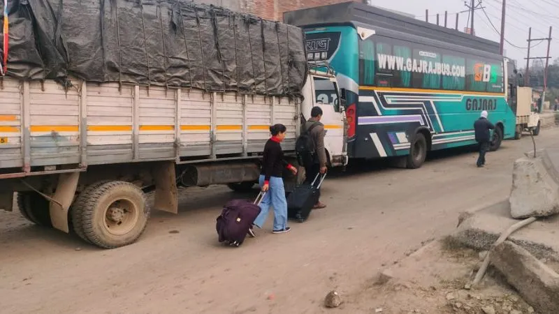 UP: नए नियमों का चालकों ने किया विरोध… वाहनों की हड़ताल से जनता परेशान, बोले- सरकार यह कानून वापस ले