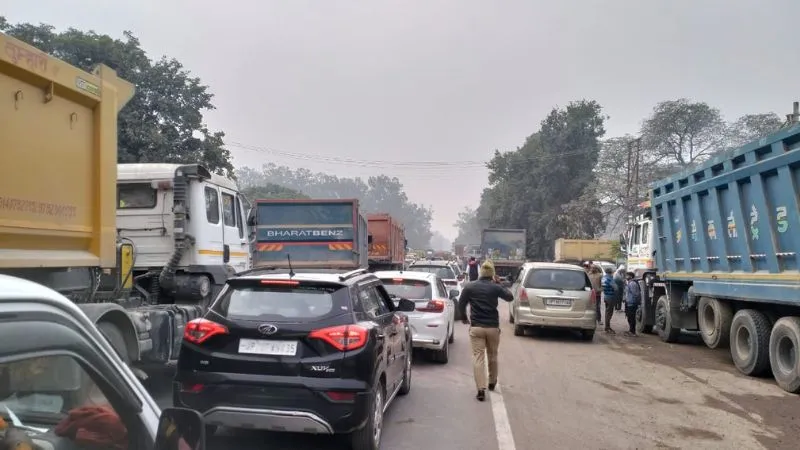 Kanpur: कानपुर सागर हाईवे पर तीन जगह चक्का जाम… बीस किमी लगा लंबा जाम, चालकों ने एसीपी घाटमपुर को सौंपा ज्ञापन