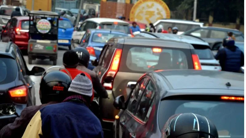 Happy New Year 2024: नए साल के जश्न में जाम से कराह उठे लोग... रेंग-रेंगकर चलते रहे वाहन