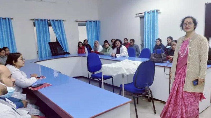 Kanpur: GSVM मेडिकल कॉलेज के जच्चा-बच्चा अस्पताल में गंदगी पर लगेगा जुर्माना, कार्यवाहक विभागाध्यक्ष ने दिए ये निर्देश