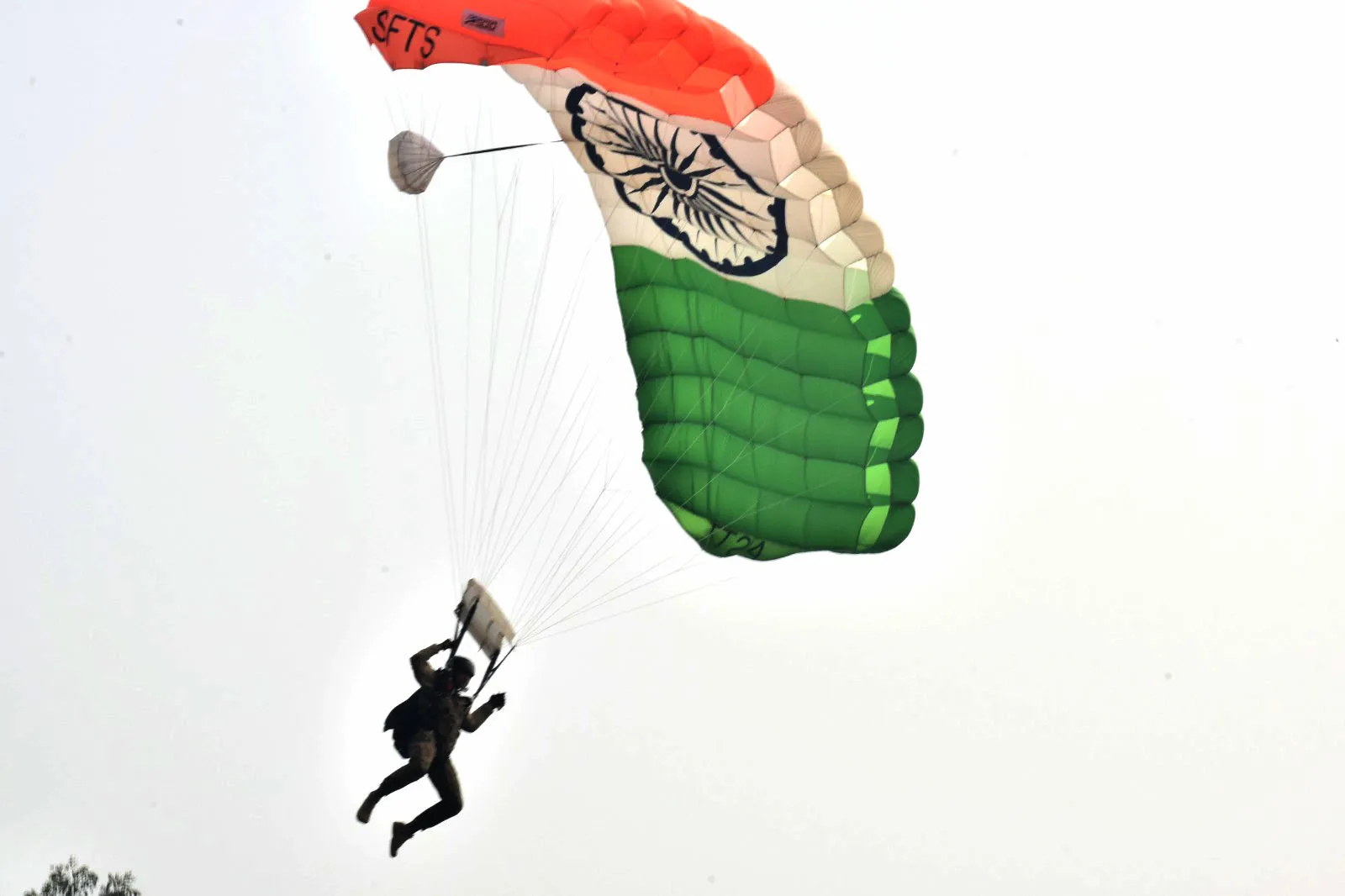 लखनऊ में कहीं पर किसी भी समय आसमान से उतर सकती है Indian Army, जवानों का पराक्रम देख रह जायेंगे हैरान 