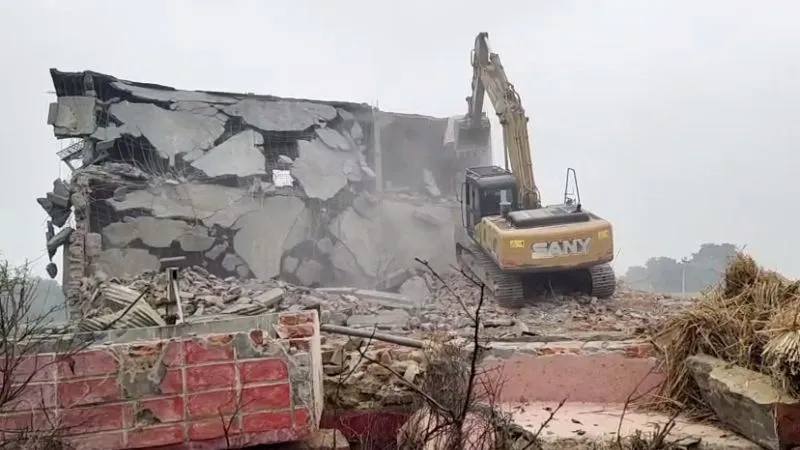 Kannauj: हिस्ट्रीशीटर के मकान पर चला बुलडोजर, फोर्स मौजूद