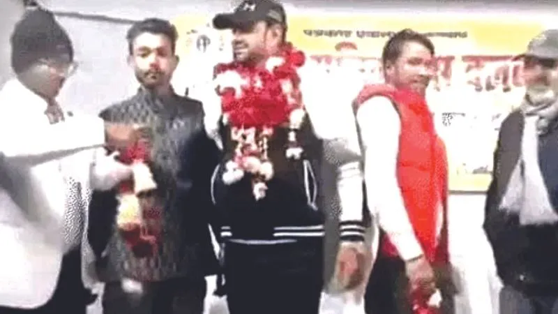 Kanpur: शाहिद पिच्चा के वायरल वीडियो के बाद जिला बदर की कार्रवाई के आदेश… मेहमानों की तरह हुआ अपराधी का स्वागत