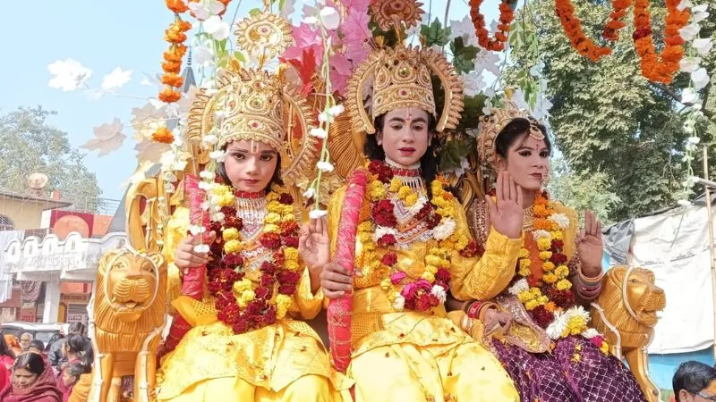 Ayodhya Ram Mandir: प्राण-प्रतिष्ठा होते ही थिरकते आए नजर... दीप जलाकर बांटा प्रसाद, राममय हुआ जिला