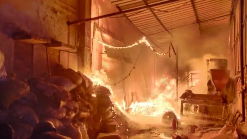 Kanpur Fire: पनकी में दो फैक्ट्री में लगी भीषण आग… दमकल ने घंटों की मशक्कत कर पाया काबू, शार्ट सर्किट बताया जा रहा कारण
