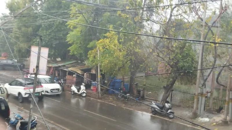 Weather Forecast News: कानपुर में झमाझम बारिश… बढ़ी गलन, सूर्यदेव के निकलने का इंतजार कर रहे लोग