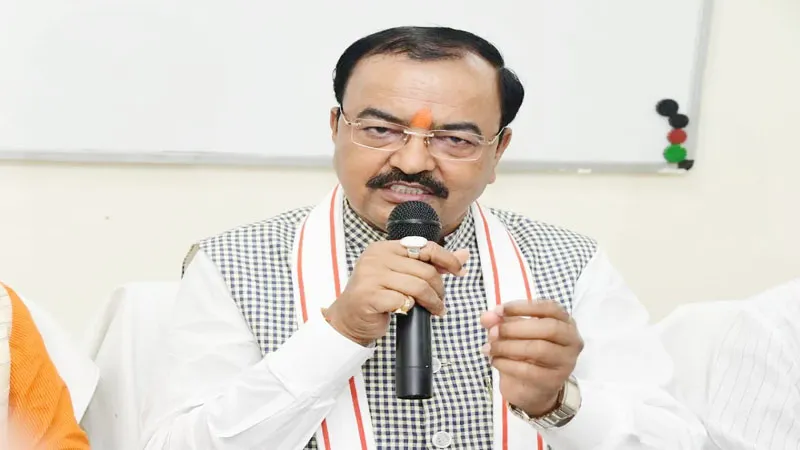 लखनऊ: डिप्टी सीएम ने पूर्व गृह राज्य मंत्री राम लाल राही व सुन्दरी देवी की मूर्ति का किया अनावरण, कहा- बापू की यह सीख...