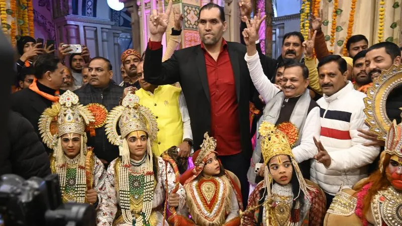 Ayodhya Ram Mandir: बजाओ ढोल स्वागत में मेरे घर राम आए हैं… रामलला मंदिर से निकली सनातन यात्रा, द ग्रेट खली हुए शामिल