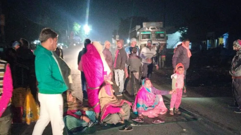 Kanpur News: बिना अनुमति के सेल्समैन ने खोला देशी शराब का ठेका, महिलाओं ने घंटों तक किया हंगामा