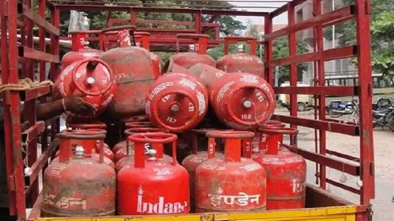 LPG Price : बजट से पहले सस्ता हो गया एलपीजी सिलेंडर, जानें कितनी हुई कीमत