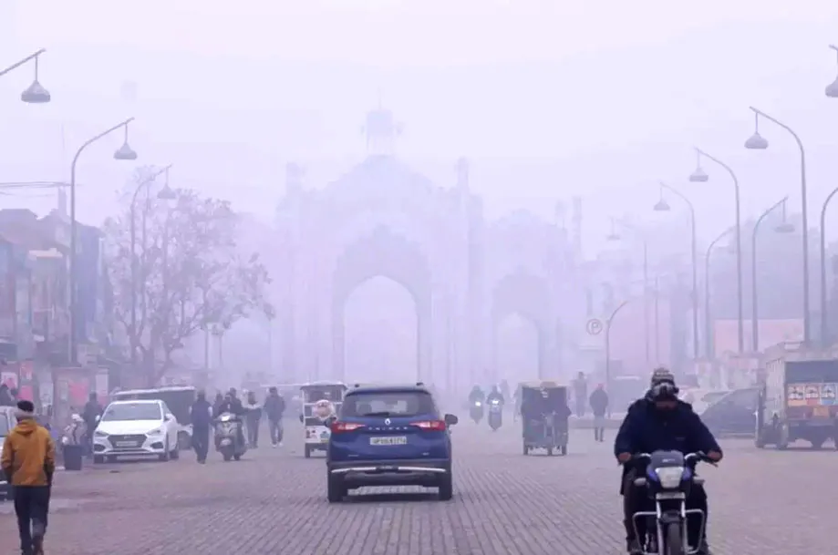  लखनऊ में गलन भरी ठंडी चल रही ठंडी हवा, मौसम विभाग की ओर से 10 जिलों में बारिश का अलर्ट