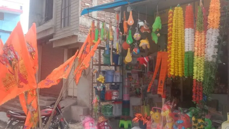 Fatehpur: भगवा अंगौछा और मंदिर पताका की बढ़ी डिमांड, राम मंदिर शिलान्यास को लेकर बाजारों में भीड़