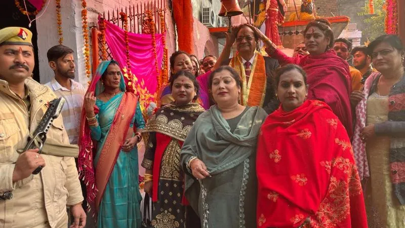 Ayodhya Ram Mandir: जश्न-बधाई गाते हुए झूम के नाचे किन्नर, अर्द्धनारीश्वर मंदिर में दिन भर चला भंडारा