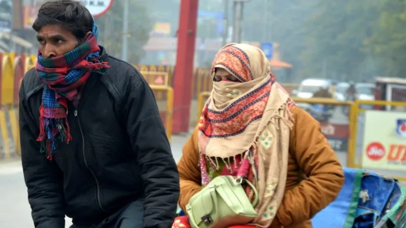 Kanpur Weather News: सर्दी का सितम… कोहरे से वाहन सवार परेशान, धुंध के आगोश ने शहर को जकड़ा