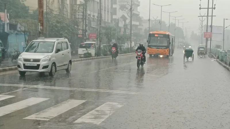 Weather Forecast Kanpur: सर्द हवाओं के साथ तेज बारिश… बढ़ी गलन, ठिठुरते नजर आए लोग