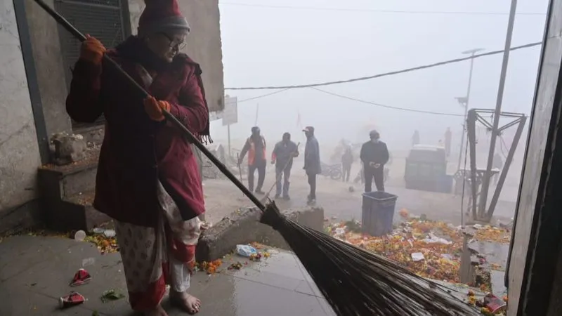 Kanpur News: मंदिर-शिवालयों में शुरू सफाई, महापौर प्रमिला पांडेय ने लगाई झाडू, इतने दिन तक चलेगा अभियान