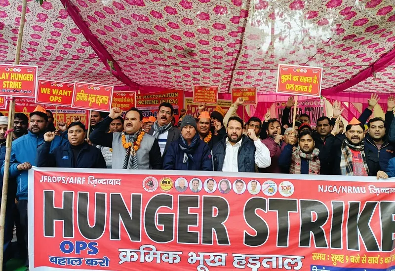 मुरादाबाद : बुढ़ापे का सहारा है, OPS हमारा है...केंद्रीय और राज्यकर्मियों ने सरकार को ललकारा