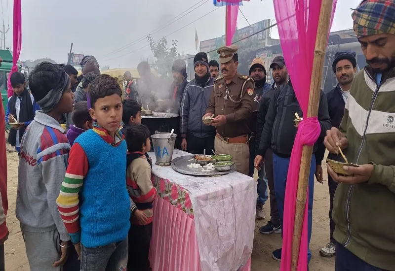 मुरादाबाद : पुलिस-पब्लिक की आपसदारी का भोज, 600 लोगों ने खाई खिचड़ी...देखें VIDEO
