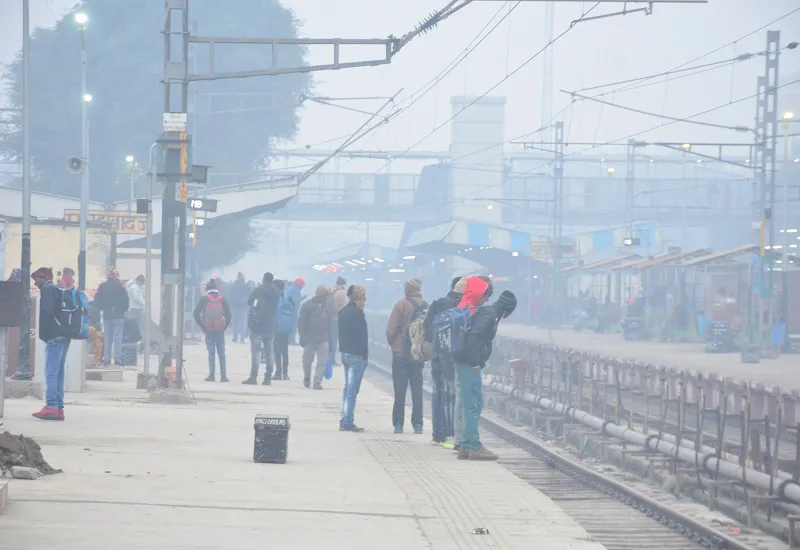 मुरादाबाद : लंबी दूरी की ट्रेनों के देर से चलने का सिलसिला जारी, यात्रियों को झेलनी पड़ रही ठंड की मार 
