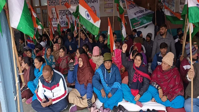 मुरादाबाद : ठंड पर भारी है आंदोलित कर्मचारियों के हौसले