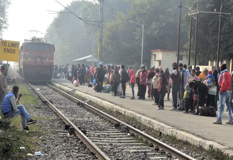 मुरादाबाद : ठंड बेरहम, ट्रेनों की प्रतीक्षा पड़ रही है भारी...दैनिक यात्री परेशान