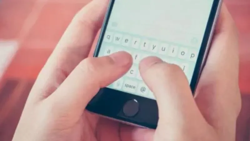 UP: गुरू जी कर बैठे छात्रा से इकतरफा मोहब्बत… भेजे अश्लील मैसेज, शारीरिक संबंध बनाने के लिए की चैट, ये है पूरा मामला