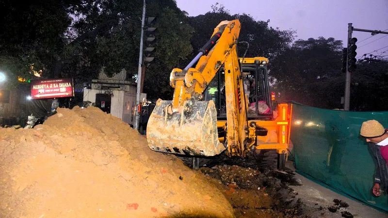 मुरादाबाद : सड़कों के चौड़ीकरण व सीवरेज पाइपलाइन के कार्य से लग रहा जाम