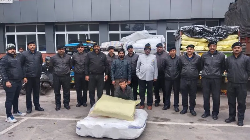 Kanpur: चार वाहनों से साढ़े चौंतीस क्विंटल पन्नी पकड़ी, नगर निगम प्रवर्तन दल ने कई स्थानों पर चलाया अभियान