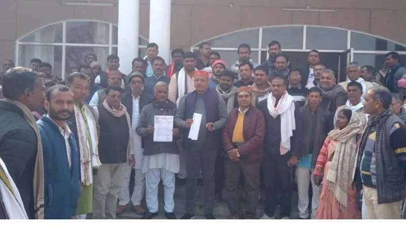 Chitrakoot News: खाते सीज होने से परेशान प्रधानों ने किया विरोध प्रदर्शन, डीएम को मांगपत्र देकर कहा- बाधित हो रहे विकास कार्य