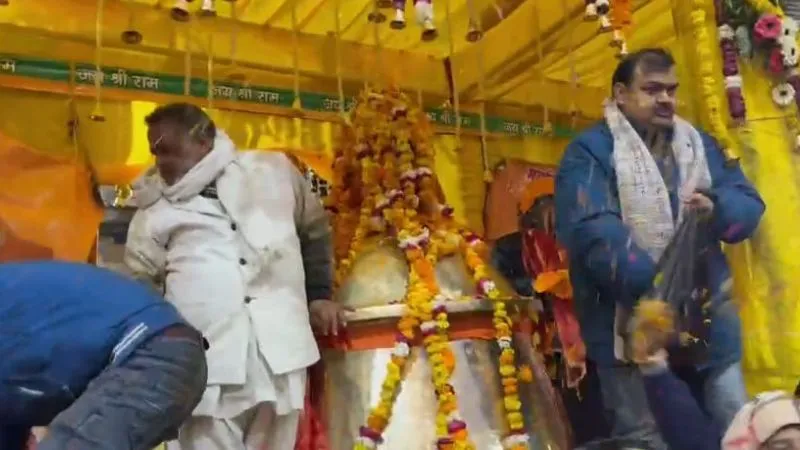 Farrukhabad News: गुड़गांव देवी मंदिर में पूजा-अर्चना के बाद 2100 किलो का घंटा लेकर रथ अयोध्या रवाना