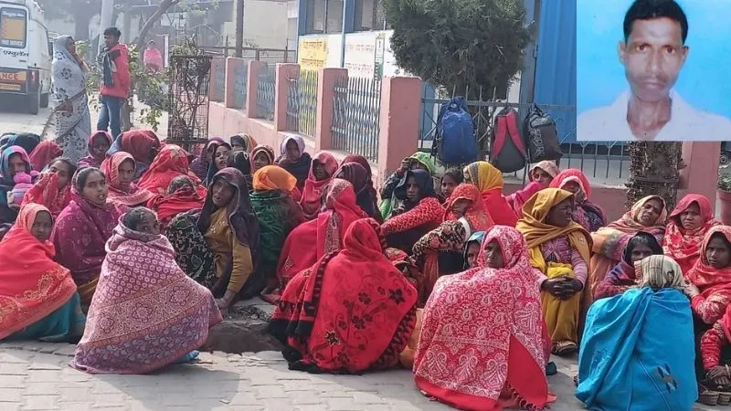 Farrukhabad: मिक्सर मशीन पलटने से श्रमिक की दबकर मौत, रो-रोकर बदहवास पत्नी, बोली- अब कैसे भरूंगी तीन बच्चों का पेट