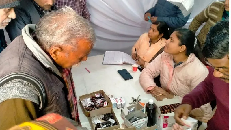Farrukhabad News: भारी संख्या में कल्पवासी सर्दी, जुकाम, बुखार से हुए पीड़ित... ओपीडी में पहले दिन मरीजों की दिखी भीड़