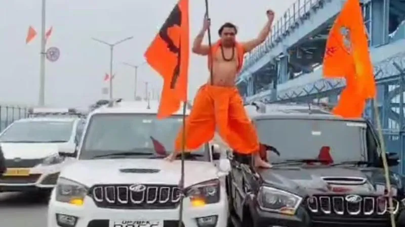 Kanpur News: गंगा बैराज पर दो कारों के बीच राम के नाम पर बनाई रील; सोशल मीडिया पर जमकर वायरल हुआ VIDEO.... देखें-