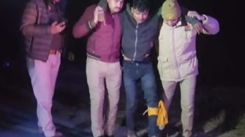 Etawah News: पुलिस-बदमाशों के बीच मुठभेड़... 25 हजार का इनामी गिरफ्तार, पैर में लगी गोली